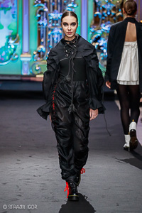 Модный чёрный женский костюм, подиум, runway, fashion show