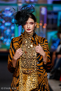 модель в леопардовом луке, шляпка, головной убор, бусы, серьги, украшения, браслет