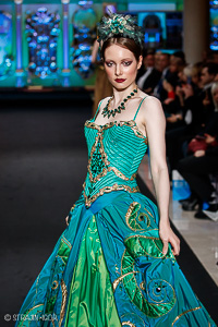 модель на показе моды, вечерние платье, синий зелёный, золотой, головной убор