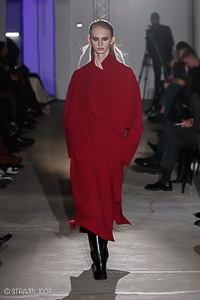 Красное дизайнерское пальто, показ моды 
