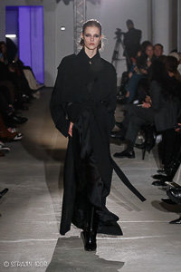 Чёрное длинное пальто, показ зимней коллекции моды