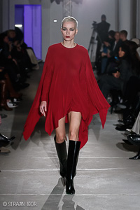 Красное коктейльное платье, черные сапоги, короткая прическа, чёрные сапоги, модель Ева