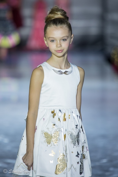 платье, белое, детское, золотые бабочки, собранные волосы, runway, fashion show